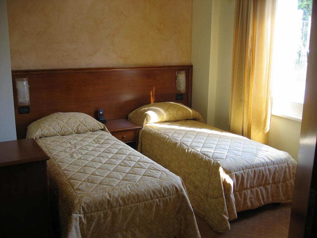 Albergo Ristorante Montebaldo Limone sul Garda Quarto foto