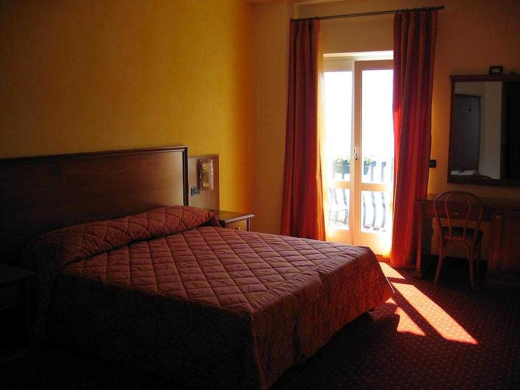 Albergo Ristorante Montebaldo Limone sul Garda Quarto foto